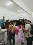 Prof Ticiano apresentando o laboratório para os feras Farmácia